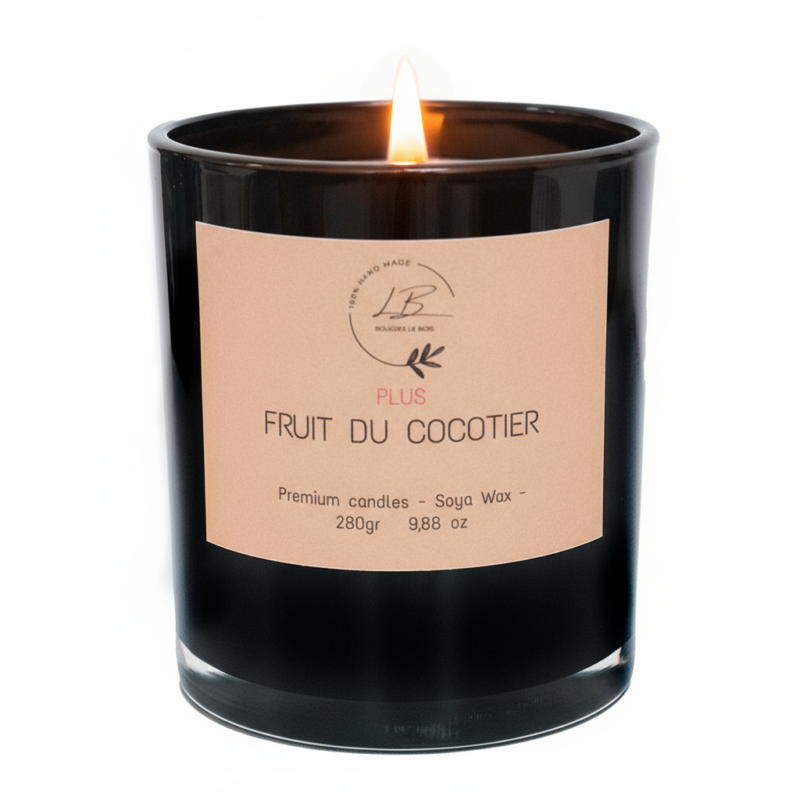 Vela aromatica en vaso de cristal negro elegante y pabilo de madera encendido