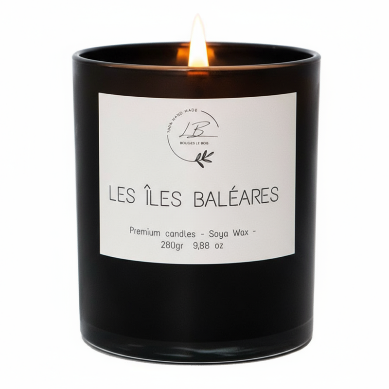 Vela Aromática "Les Îles Baleares" en vaso negro de cristal y con la llama encendida
