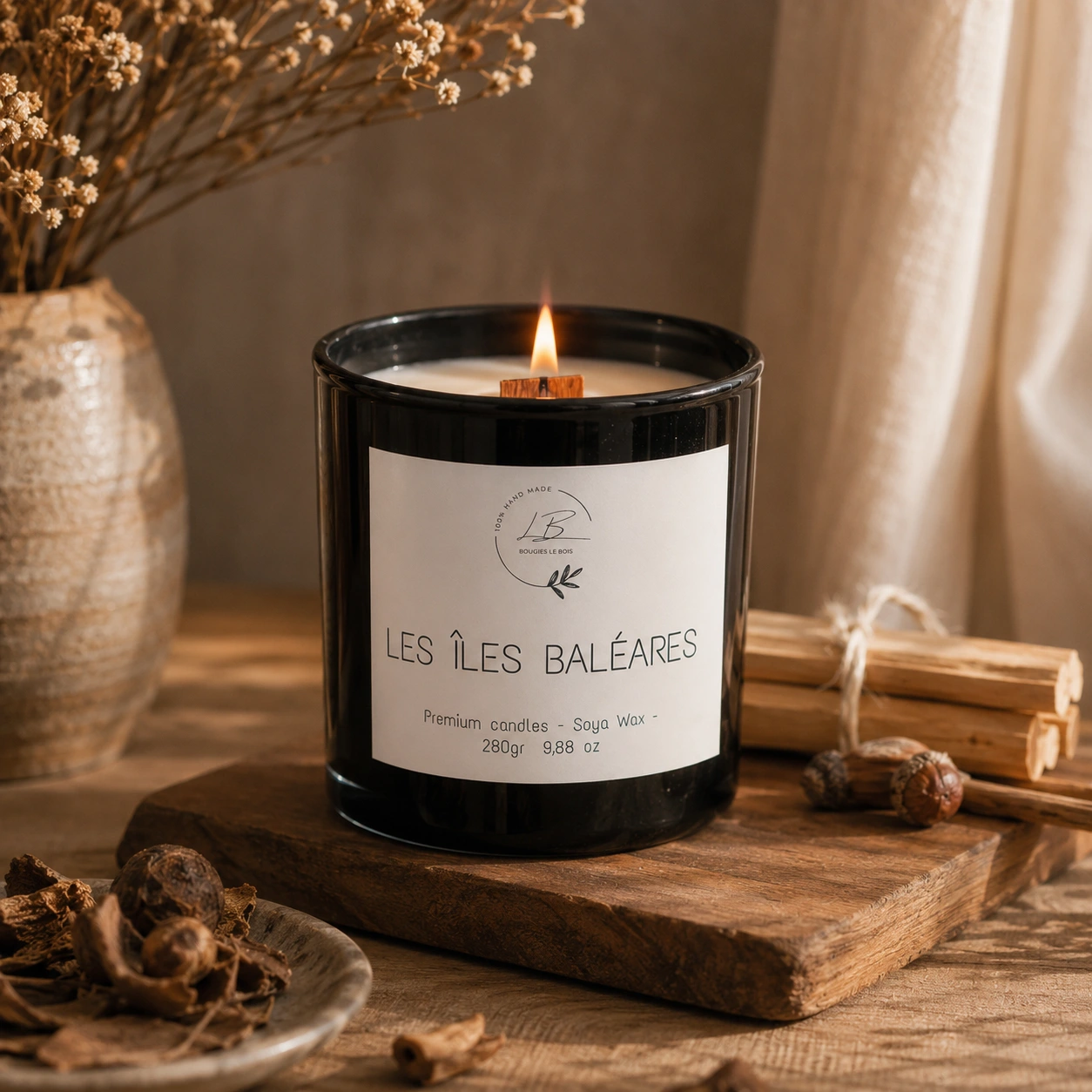 vela aromática con mecha de madera sobre tabla de madera